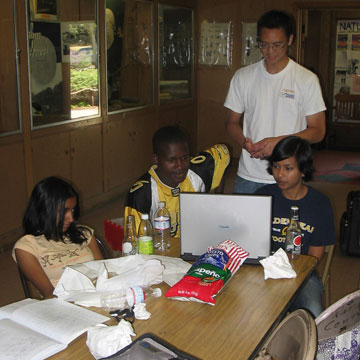 EBAYS student giving feedback on other students projects, 2007